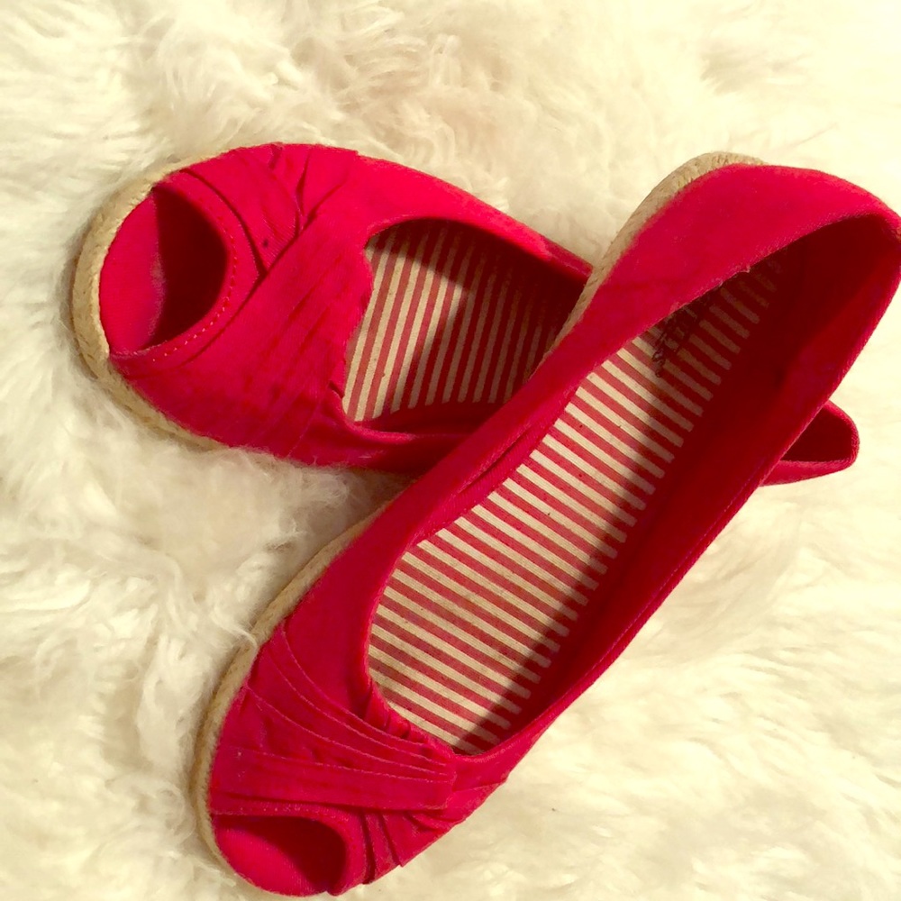 Adorable retro sailor peep toe flats in red. 8 1/2